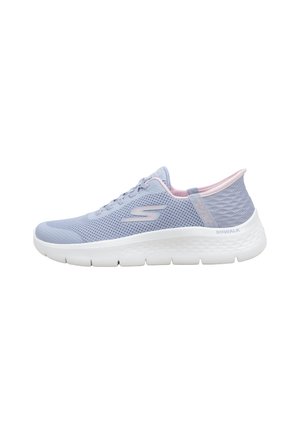Baskets Skechers Go Walk violet clair avec empeigne en mesh, conception à lacets et semelle épaisse blanche rembourrée, présentées de profil.