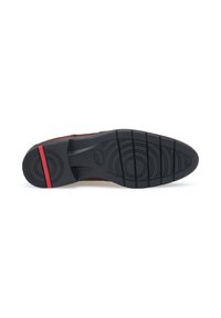 Braunes Lederschuh mit einer schwarzen Gummisohle, die tiefes Profil und einen roten Akzent an der Ferse aufweist. Die Oberfläche ist insgesamt glatt.