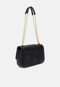 Czarna pikowana torebka z wzorem wplecionym, wyposażona w podwójny łańcuszkowy pasek i gładką fakturę. Kompaktowy prostokątny kształt z klapą zamykającą.