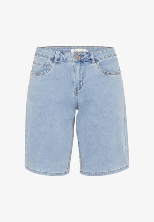 Shorts en denim bleu clair avec une coupe droite, cinq poches et une taille à boucle. Présente une fermeture à bouton et des accents de couture minimalistes.