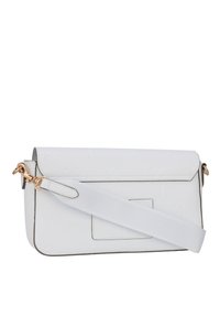 Hvid læder crossbody taske med prægede mønstre, hardware i guld tone, flaplukning og en bred stofrem.