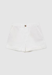 Pantaloni corti bianchi in cotone con orlo arrotolato, tasche anteriori e chiusura con un bottone. Texture liscia con un design casual.