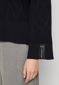 Armani Exchange Pulover - blueberry jelly