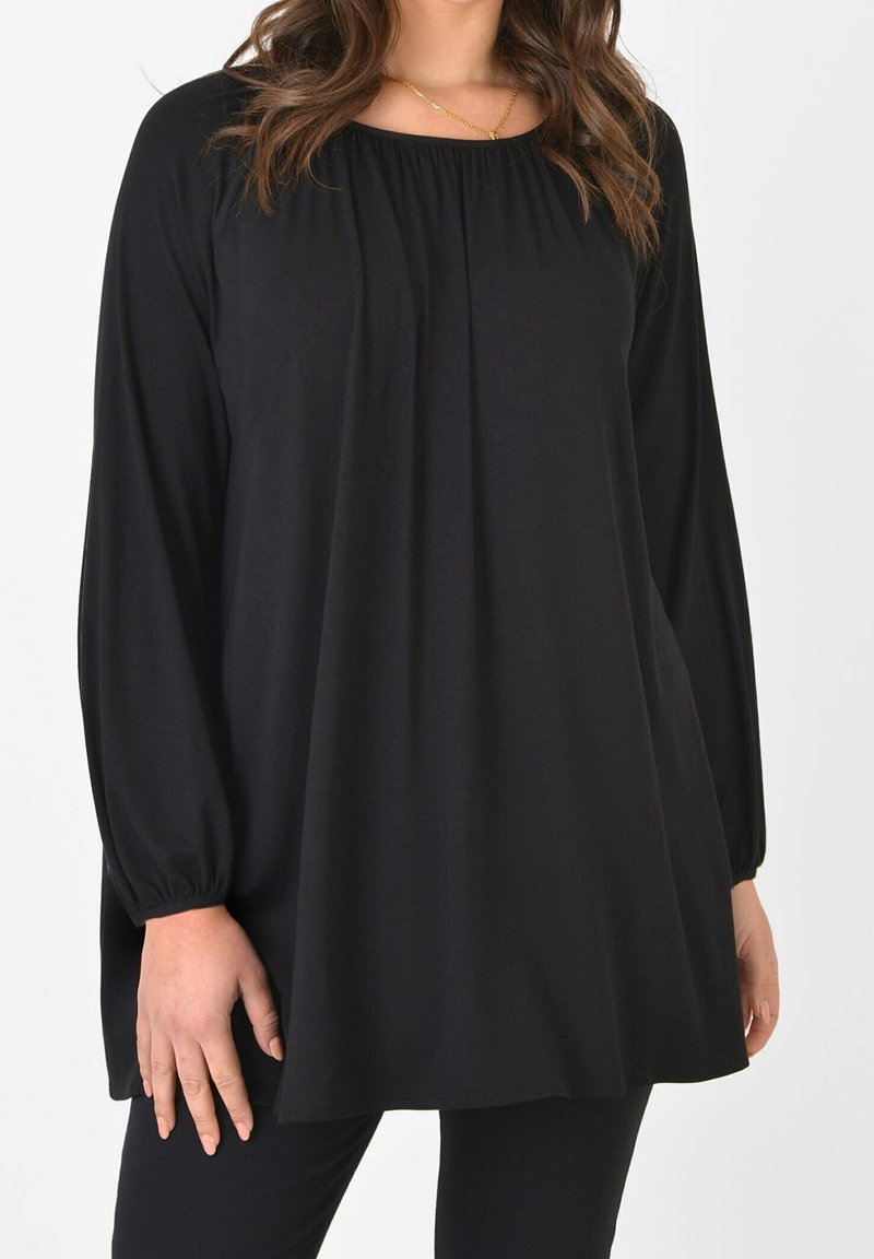 Schwarzes langärmeliges Oberteil mit weitem Ausschnitt und gerafftem Detail, aus weichem Stoff gefertigt, mit lockerem Schnitt und elastischen Bündchen.