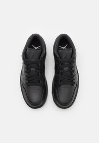 Sorte lær sneakers med perforert tåboks, snøring og flate svarte lisser. Har en subtil logo på tungen og sidepanelene.