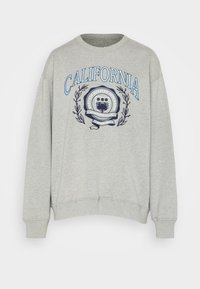 Sudadera gris con cuello redondo, con un diseño gráfico y emblema azul que dice "CALIFORNIA" en el frente. Puños y bajo acanalados.