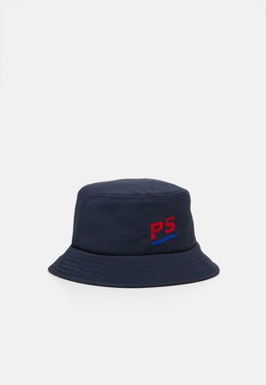 Granatowy kapelusz typu bucket z czerwonymi literami "PS" i niebieską podkreśleniem wyszytym na przedniej stronie.