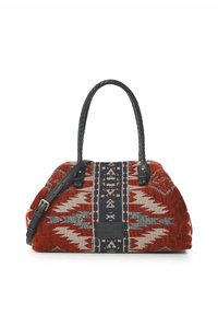 Rode stoffen handtas met een geometrisch patroon in beige en marineblauw, met zwarte leren handvaten en een afneembare schouderriem. Getextureerd oppervlak.