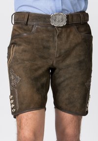 Shorts en cuir marron avec broderies décoratives sur les poches, boucle de ceinture en métal argenté avec un motif de cerf et boutons le long de l'ourlet.