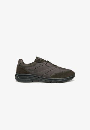 Scarpa sportiva grigio scuro realizzata in pelle liscia e scamosciata, con punta rotonda, chiusura con lacci e suola in gomma texturizzata.