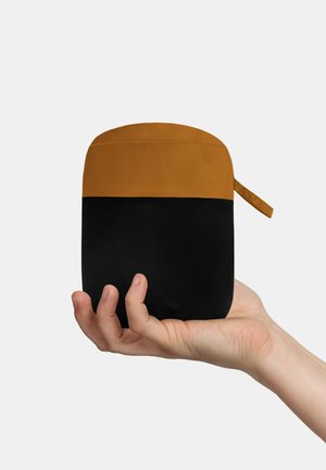 Schwarze und orange Reißverschluss-Tasche in runder Form, aus glattem Stoff gefertigt, mit einer Schlaufe zum einfachen Tragen.