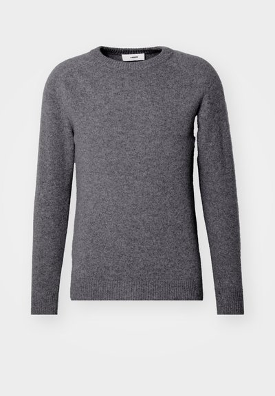 Szürke kötött pulóver, kerek nyakkivágással, hosszú ujjakkal, bordás mandzsettákkal és hemmel, puha, texturált anyagból készült. Nincsenek látható minták vagy díszítések.