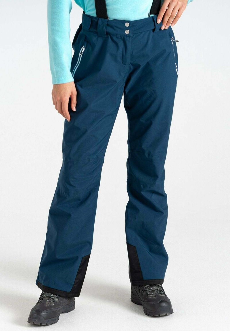 Marineblaue wasserdichte Schneehose mit verstellbaren Trägern, seitlichen Reißverschlusstaschen und schwarzen Akzenten an den Knöcheln. Strapazierfähiger Stoff.