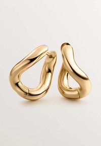 Pendientes de aro de oro con un diseño liso y retorcido, con un acabado reflectante, que muestran formas redondeadas y sin adornos visibles.