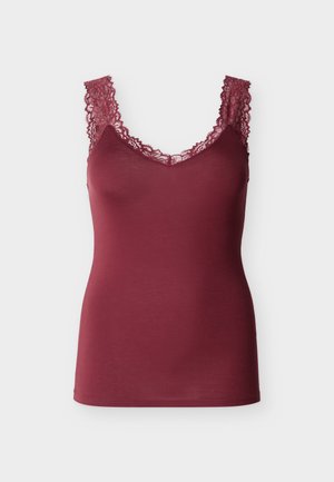 Caraco bordeaux sans manches avec bordure en dentelle sur les bretelles et l'encolure, style ajusté, présenté sur un fond uni.