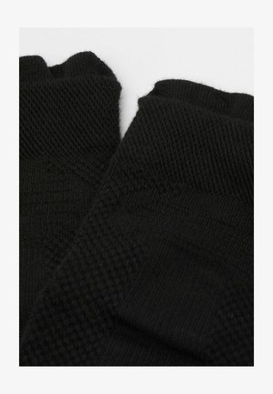 Černé pletené rukavice bez prstů s texturovanými vzory a žebrovanými manžetami. Materiál vypadá měkce a pružně s detailním prošíváním.