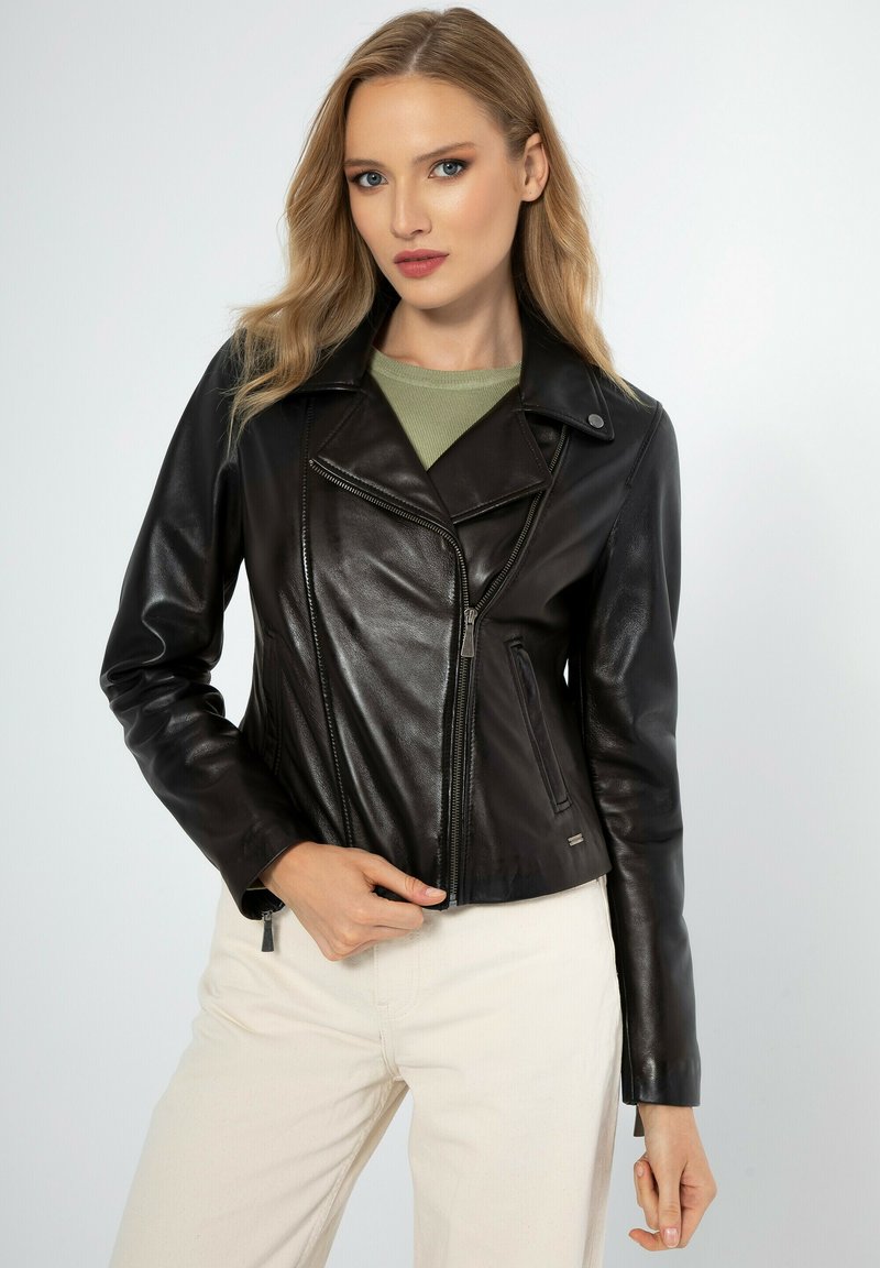 Zwarte leren motorjack met een getailleerd ontwerp, ritssluiting aan de voorkant en een gesneden kraag. Glad textuur en subtiele hardware accenten.