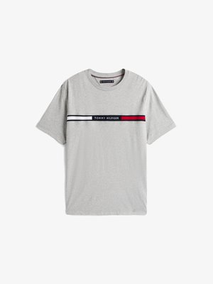 T-shirt en coton gris à manches courtes et col rond. Présente un design rayé horizontal en marine, blanc et rouge avec le texte "TOMMY HILFIGER".