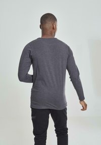 Urban Classics FITTED STRETCH L/S - Pikkade varrukatega topp - charcoal