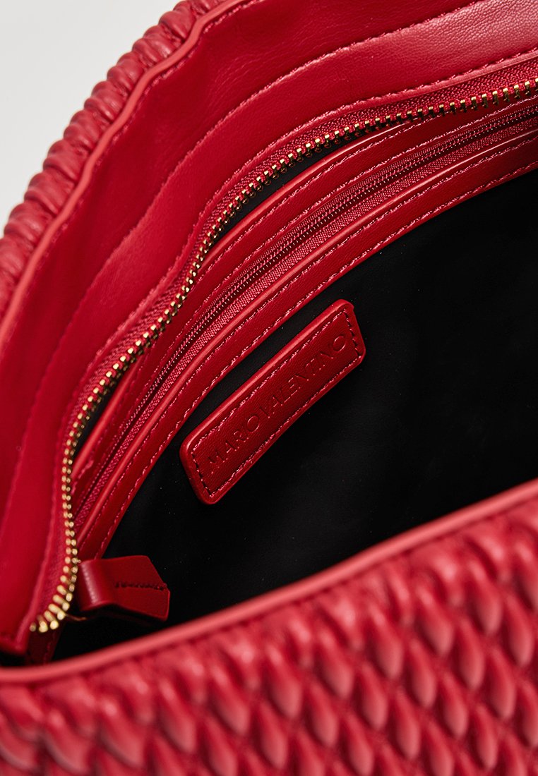 Roter Lederhandtascheninnenraum mit mehreren Reißverschlussfächern. Strukturiertes Äußeres, glattes Innenfutter und ein Etikett mit der Aufschrift "MAROLEVANTO."