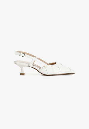 Tacón slingback blanco con punta afilada, con diseño de costura y un tacón curvado. Correa ajustable para el tobillo con detalle de hebilla metálica.