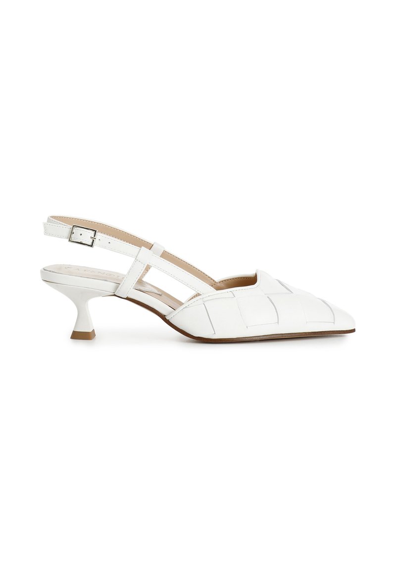 Tacchi slingback bianchi con punta affilata, con design cucito e tacco curvo. Cinturino alla caviglia regolabile con dettaglio di fibbia metallica.