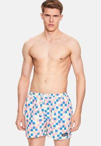 Bañadores cortos con un patrón a cuadros colorido en azul, rosa y amarillo. Cuentan con una cintura elástica y un cordón blanco. Marca en el costado.