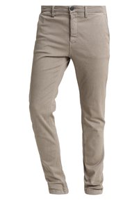 Slim-fit beiga herrbyxor med bältesloopar, framknapp, dragkedja och sidofickor, visade mot en vit bakgrund.