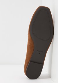 Semelle de chaussure en daim marron avec talon en caoutchouc noir, taille 38, marquage "PARFOIS" visible sur fond clair.