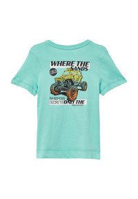 Mintgroene t-shirt met korte mouwen met een geïllustreerd ontwerp van een off-road voertuig en de grafische tekst "WAAR DE ZANDEN GEHEIMEN FLONKEREN DIE ENKEL DE WIND KENT."