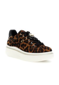 Tenis cu glezna joasă, cu imprimeu leopard pe fond brown și negru, șireturi negre, ochiuri aurii, cataramă decorativă neagră și aurie, și talpă groasă albă.