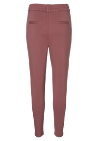 Pantalons en stretch bordeaux avec un design ajusté, taille élastique et deux poches arrière. Texture lisse, forme fuselée et sans fermetures visibles.