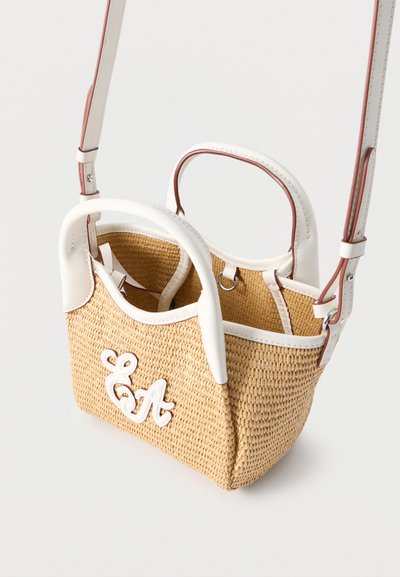 Μικρή υφασμένη τσάντα από ψάθα με λευκή δερμάτινη διακόσμηση, δύο λαβές, αποσπώμενο ιμάντα ώμου και ανασηκωμένα λευκά γράμματα "E&A" στο μπροστινό μέρος.