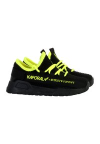Zapatillas negras de punto con llamativos acentos amarillos, que cuentan con cordones visibles y detalles del logo, suela de goma y coordenadas impresas en el lateral.