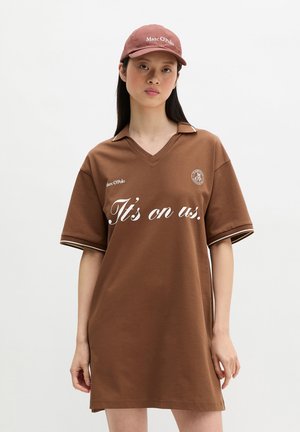 Marc O'Polo CLUB '67 FOOTBALL TRIKOT DRESS - Φόρεμα από ζέρσεϊ - mid brown