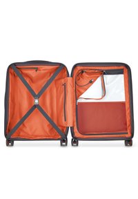 Due valigie aperte con esterni grigi e rivestimenti interni arancioni. Le caratteristiche includono scomparti con zip e cinghie per l'organizzazione.