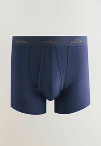 Sötétkék boxeralsó márkázott gumiszalaggal a derékrészen, sima textúrával és testhezálló kialakítással a kényelem és a tartás érdekében.