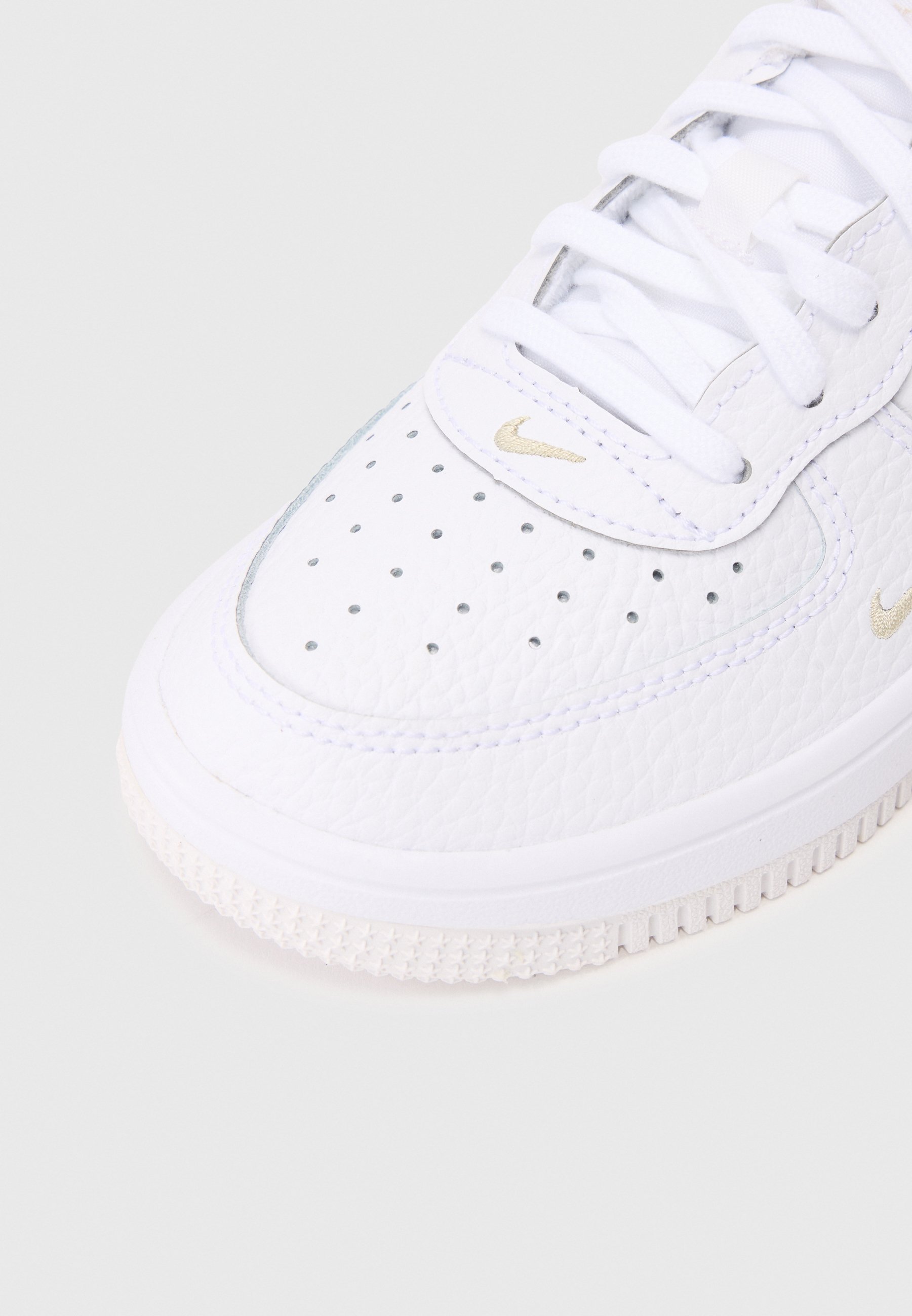 nike air force 1 essential white rattan