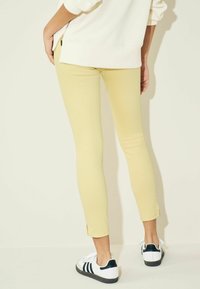 Next CROPPED - Mom jeans - yellow