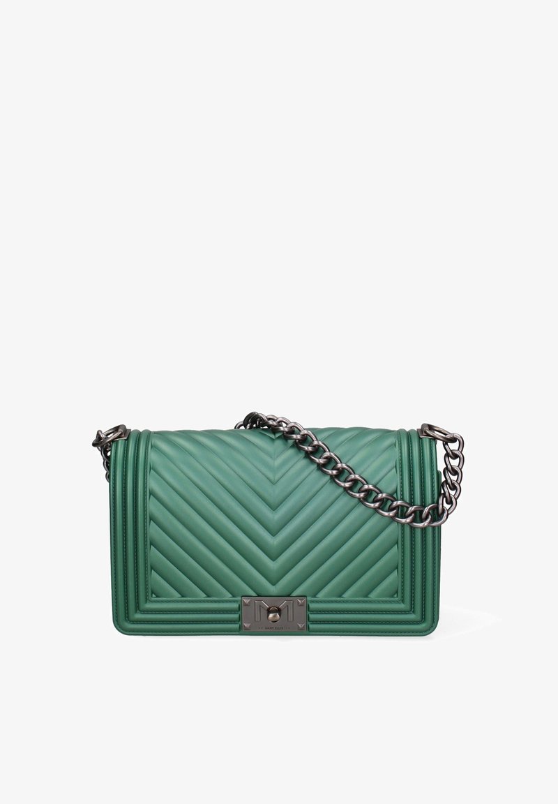 Borsa a spalla in pelle verde trapuntata con design a zigzag, tracolla in catena argentata e chiusura in metallo con logo. Forma rettangolare con bordi strutturati.