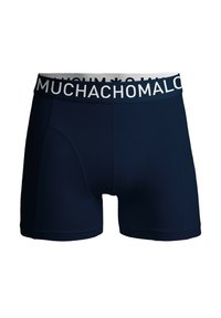 Sötétkék boxeralsó fehér elasztikus derékpánttal, amelyen a "MUCHACHOMALO" márkaneve található nagy betűkkel. Simára szabott, beleillő dizájn.