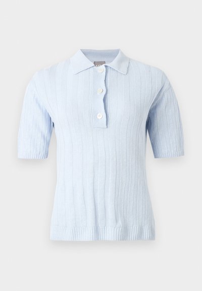 Polo en maille à manches courtes bleu clair avec des côtes verticales et trois boutons blancs sur la patte de boutonnage devant.