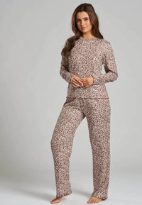 Piżama w panterkę z miękkiego, lekkiego materiału; bluza z długim rękawem z okrągłym dekoltem oraz pasujące spodnie, oba w odcieniach beżu i brązu.