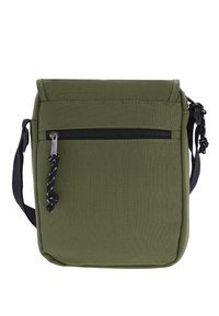 Bolso cruzado de tela verde con un bolsillo delantero con cremallera, correa ajustable y bordes redondeados; presenta un acabado texturizado y acentos negros.