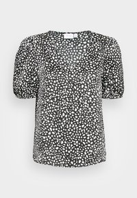 Blusa preta com decote em V, apresentando padrões de pontos abstratos brancos, mangas curtas bufantes e um corte descontraído. Tecido leve com uma textura suave.