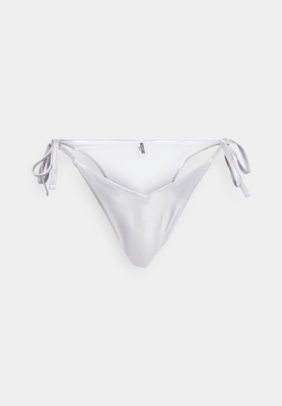 Stříbrné bikinové kalhotky s hladkým, lesklým povrchem. Mají nastavitelné boční vázání a V-čelní design.