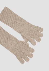 Beige gebreide handschoenen met een gestructureerde manchet. Het ontwerp heeft aparte vingers en een zachte, warme afwerking, geschikt voor koud weer.