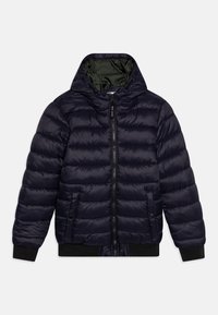 Giacca puffer blu navy con cappuccio, dotata di zip frontale, polsini elastici e due tasche laterali. L'interno è foderato in verde.
