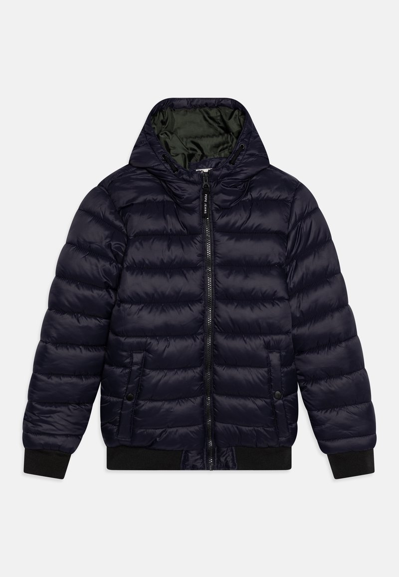 Giacca puffer blu navy con cappuccio, dotata di zip frontale, polsini elastici e due tasche laterali. L'interno è foderato in verde.