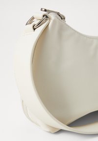 Calvin Klein Jeans SLEEK SHOULDERBAG - Kézitáska - tofu